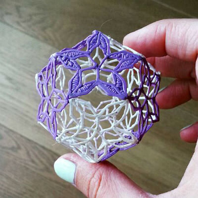 Как рисовать 3д ручкой: пошаговое руководство для детей и взрослых Подключите устройство к источнику питания и нажмите кнопку ON. Выберите нить и вставьте её во входной порт 3D ручки. Установите необходимую температуру согласно инструкции. Нажмите кнопку регулятора скорости и выберите подходящий режим. После использования устройства нажмите кнопку OFF и отключите адаптер питания (перед этим рекомендуется отсоединить нить, нажав специальную клавишу на дисплее.) Когда мы первый раз попробовали дочка была в восторге . А самое главное она была занята этим занятием полтора часа !! Всем советую попробовать кто ещё не сделал этого