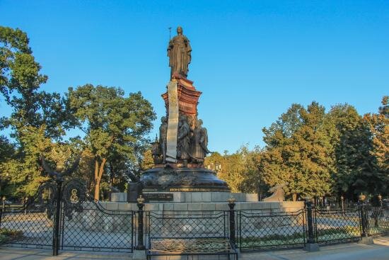 Памятник Екатерине Великой в Краснодаре. Памятник Екатерине 2 в Краснодаре. Екатерина Великая Краснодар. Памятник основательницы Краснодара Екатерине.