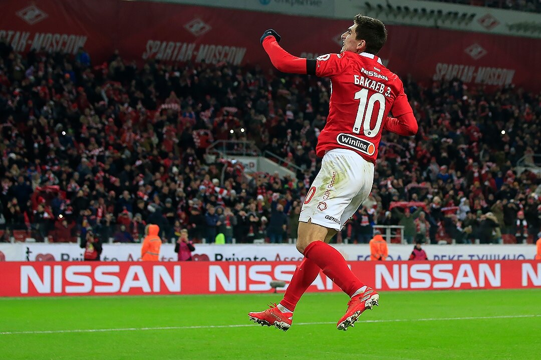  Зелимхан Бакаев забивает гол с пенальти который сам и заработал. 