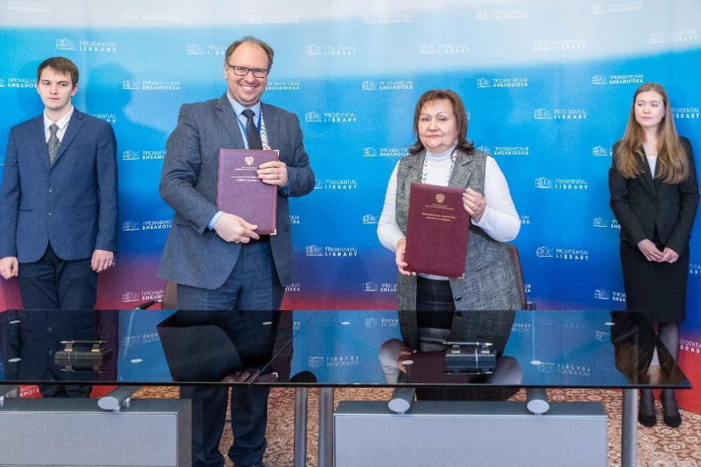  Соглашение о сотрудничестве подписали генеральный директор Президентской библиотеки Илья Быковников и директор музея-заповедника «Киммерия М. А. Волошина» Тамара Стеблюк. Фото пресс-службы Президентской библиотеки  