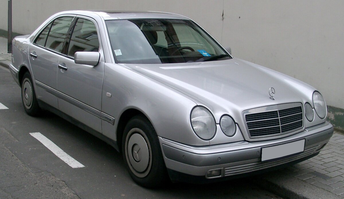 Mercedez Benz W210  1996–1999 год. Фото с сайта : https://ru.wikipedia.org/