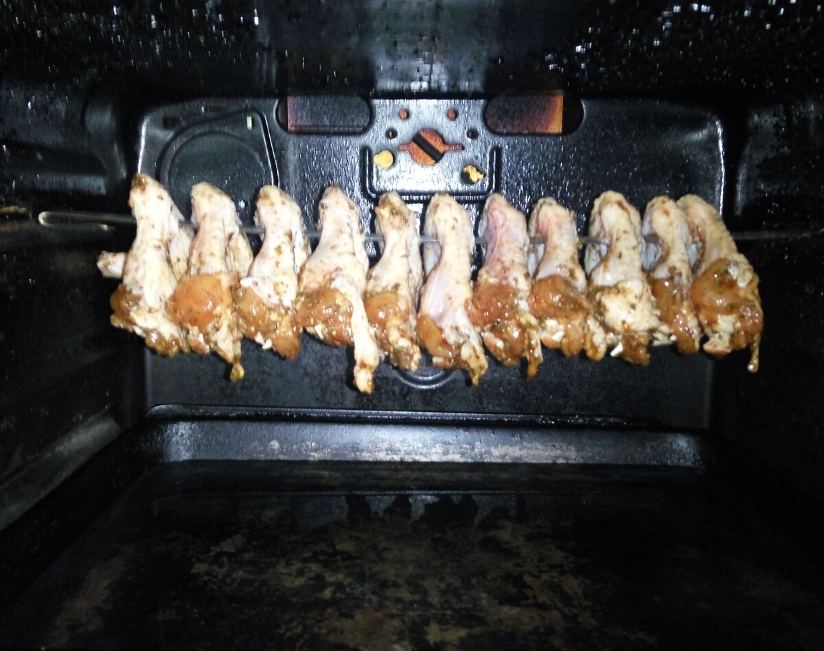 Куриные крылышки в духовке на решетке
