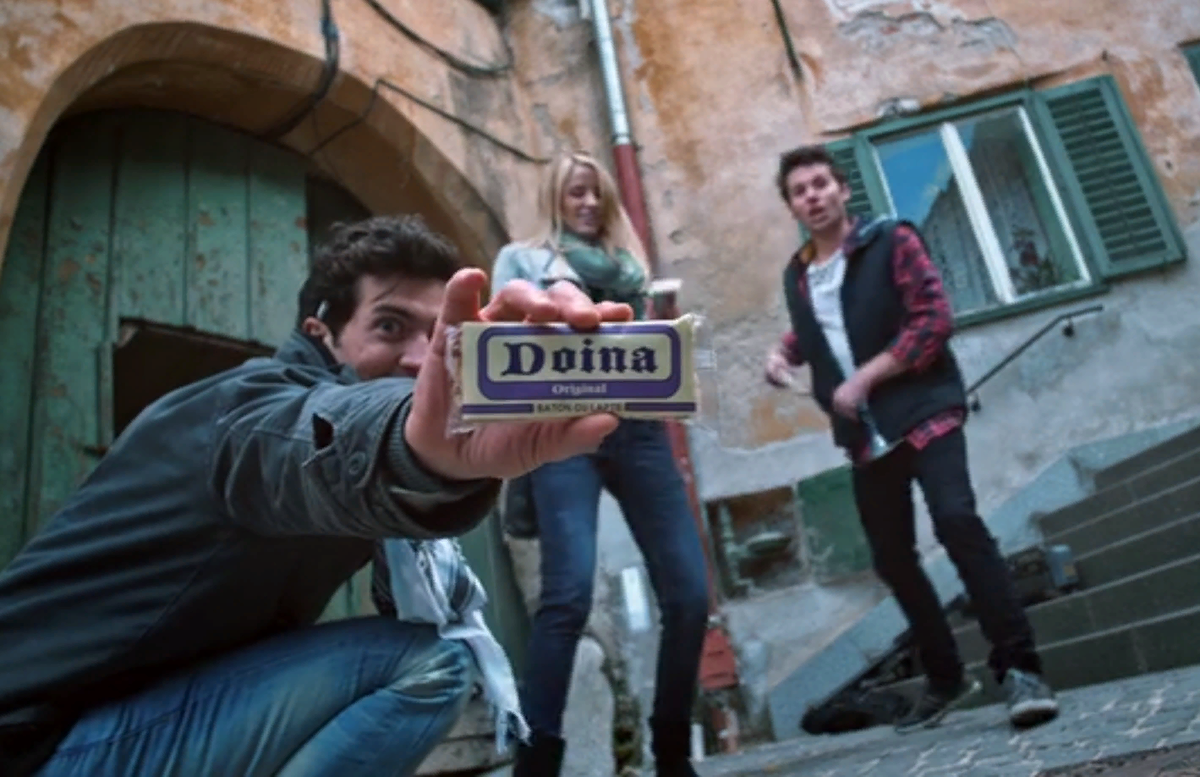 Watching them. просмотр телевизора. они наблюдают фильм. счастливая семья у телевизора. кэрри гензел они наблюдают фильм.