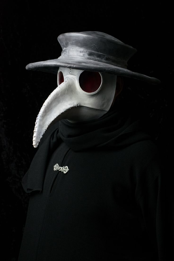 Венецианская маска "Чумной доктор".