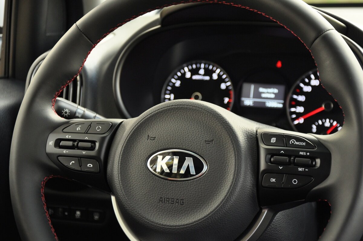 Как снять эмблему с руля kia picanto