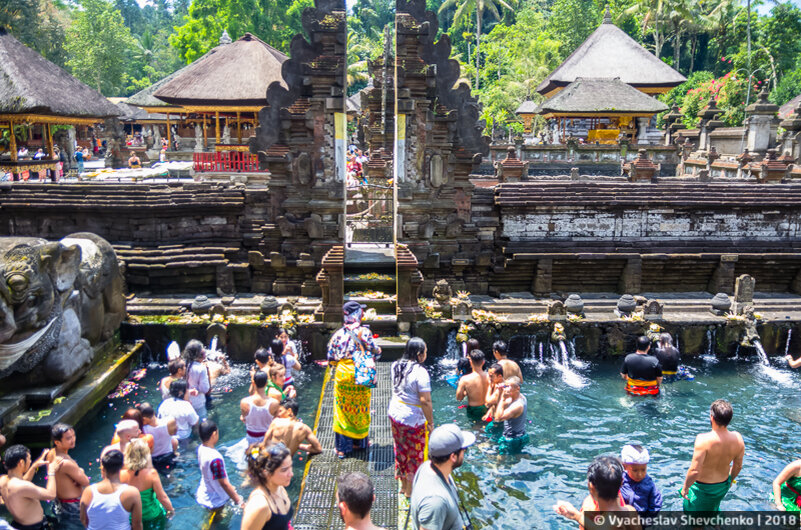 Купель со священными источниками в храме Pura Tirta Empul на о.Бали, Индонезия