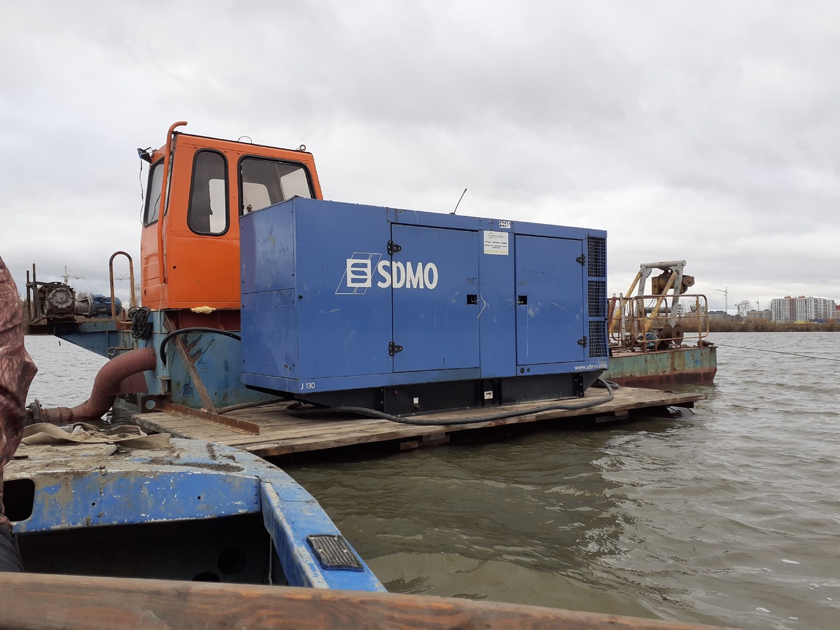 ДЭС обеспечивает электричеством земснаряд, который участвует в очистке озера