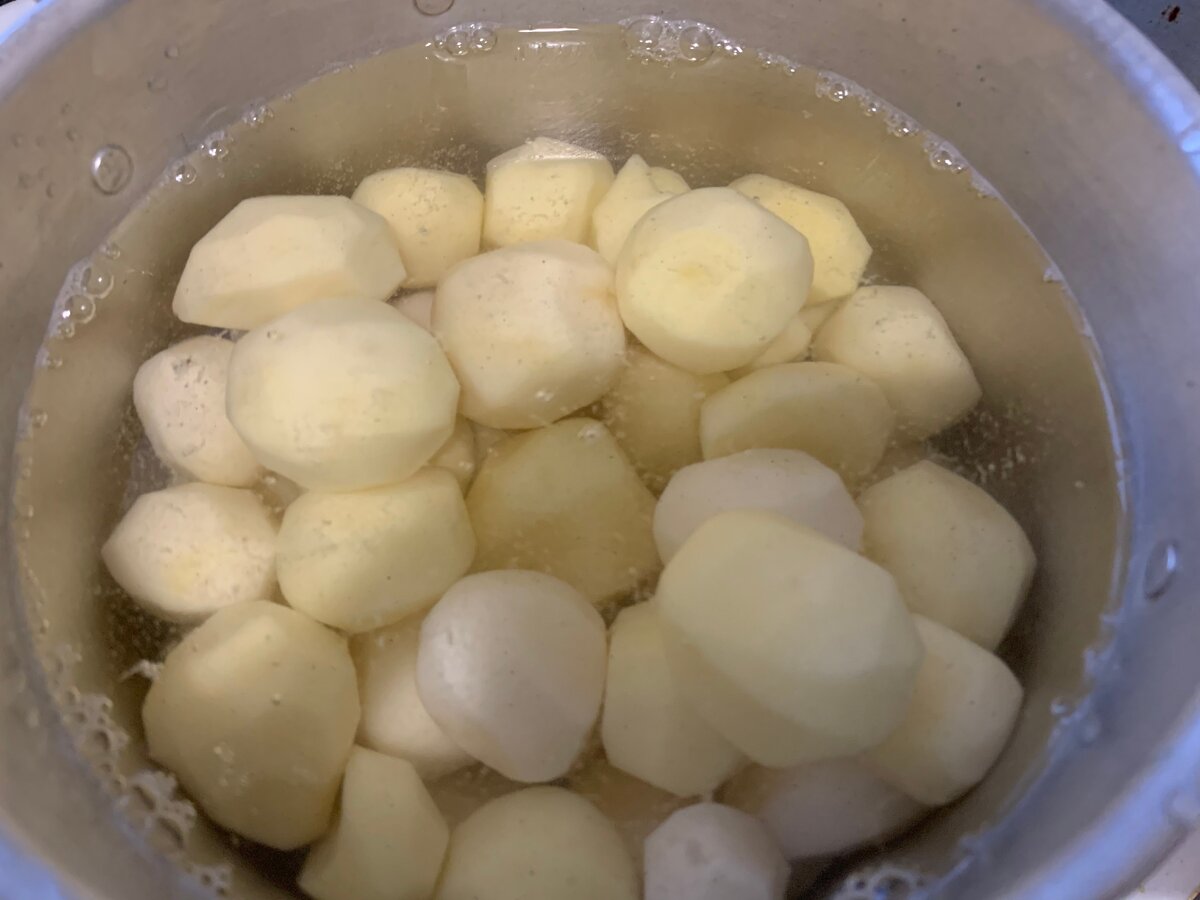 Очищенный картофель в воде