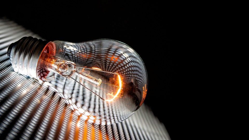 https://cdn.pixabay.com/photo/2019/06/25/07/02/light-bulb-4297600_960_720.jpg