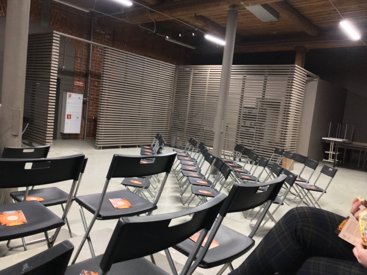 Стулья заполнились только к середине показа