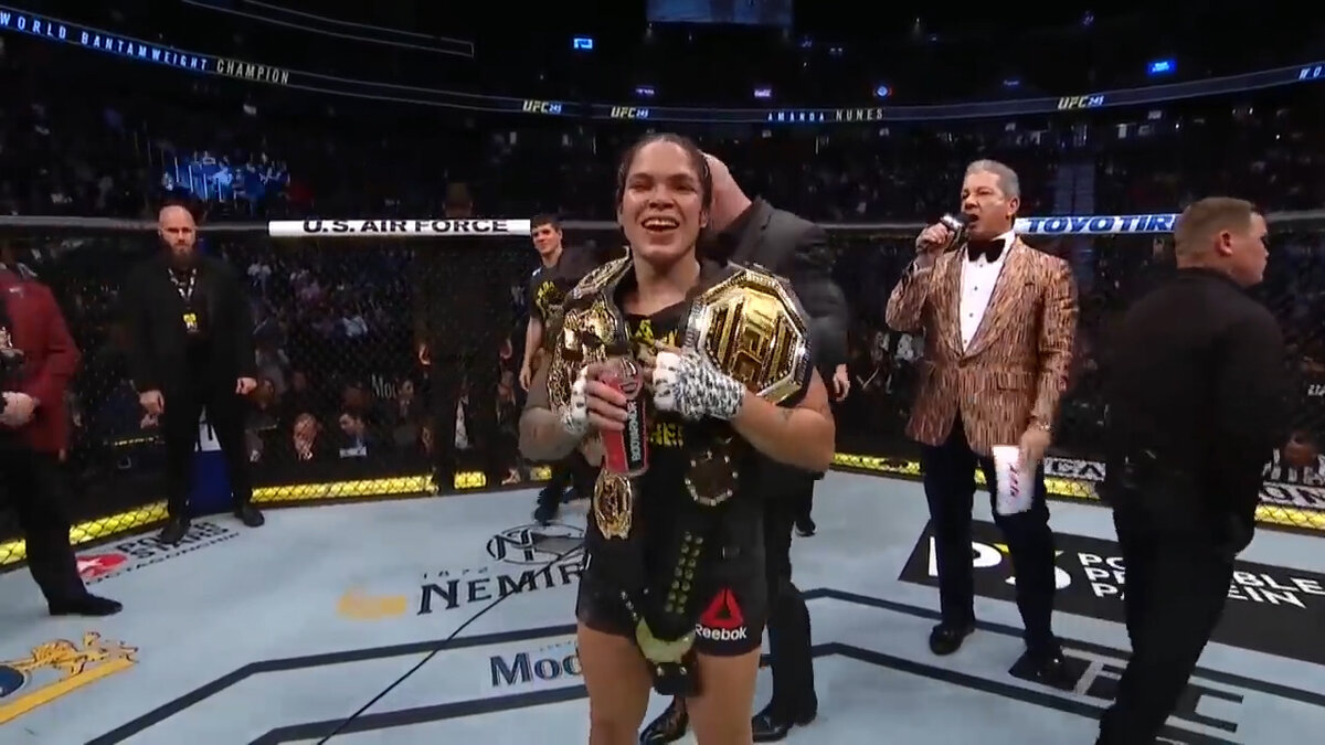 Защитила титул чемпионки UFC в женском легчайшем весе.