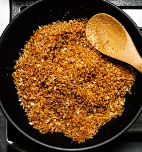 Нагрейте духовку до 150°. пока печь нагревается, поджарьте панко. Добавить панко ( панировочная смесь) сухую кастрюлю и поджарить на среднем огне, помешивая. Сбрызнуть маслом и перемешать до золотистого цвета и подрумянить. Снимите с огня и поместите панко в неглубокую миску для охлаждения.