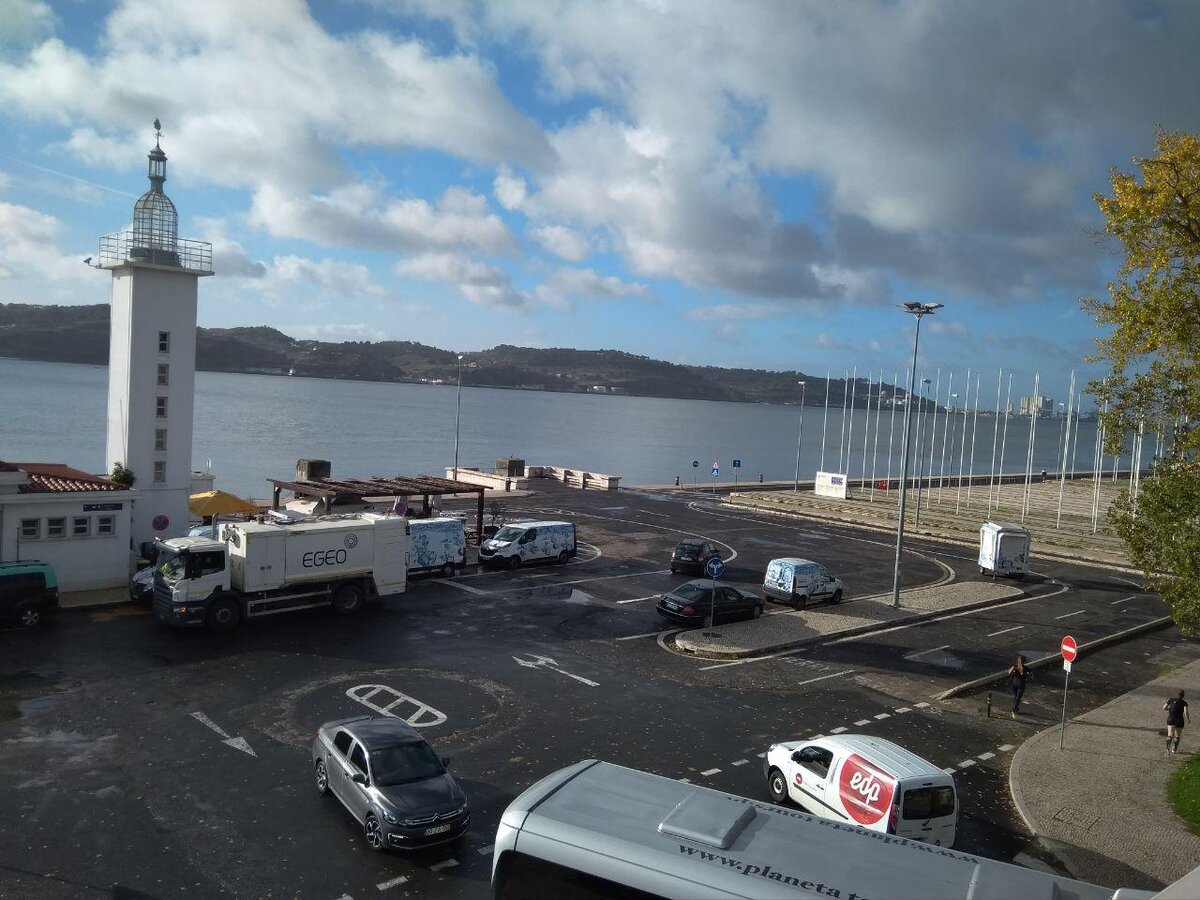 Местное пароходство ("станция" паромов на ту сторону реки)