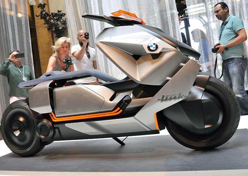 Приземистый вытянутый корпус скутера BMW в сочетании с диагонально поднимающейся передней частью создают современный и динамичный силуэт. 