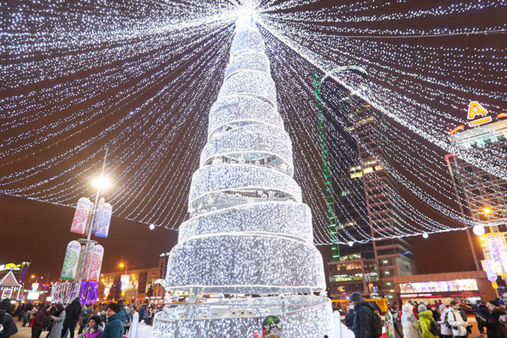 Елка у Дворца спорта в Минске