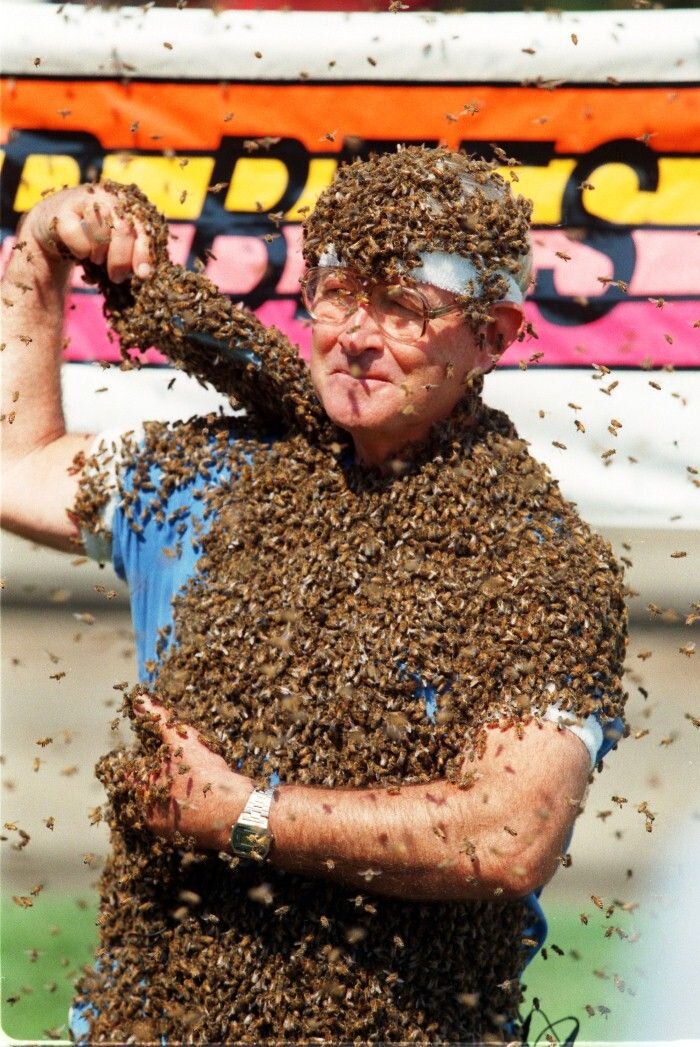 Пчеловод Норман Гэри может управлять тысячами пчел, удерживать их на себе и контролировать. Благодаря своим сверхспособностям он смог поработать в ряде фильмов, включая «Секретные материалы», «Вторжение девушек пчел», «Леонард 6» и в ряде сериалов. 