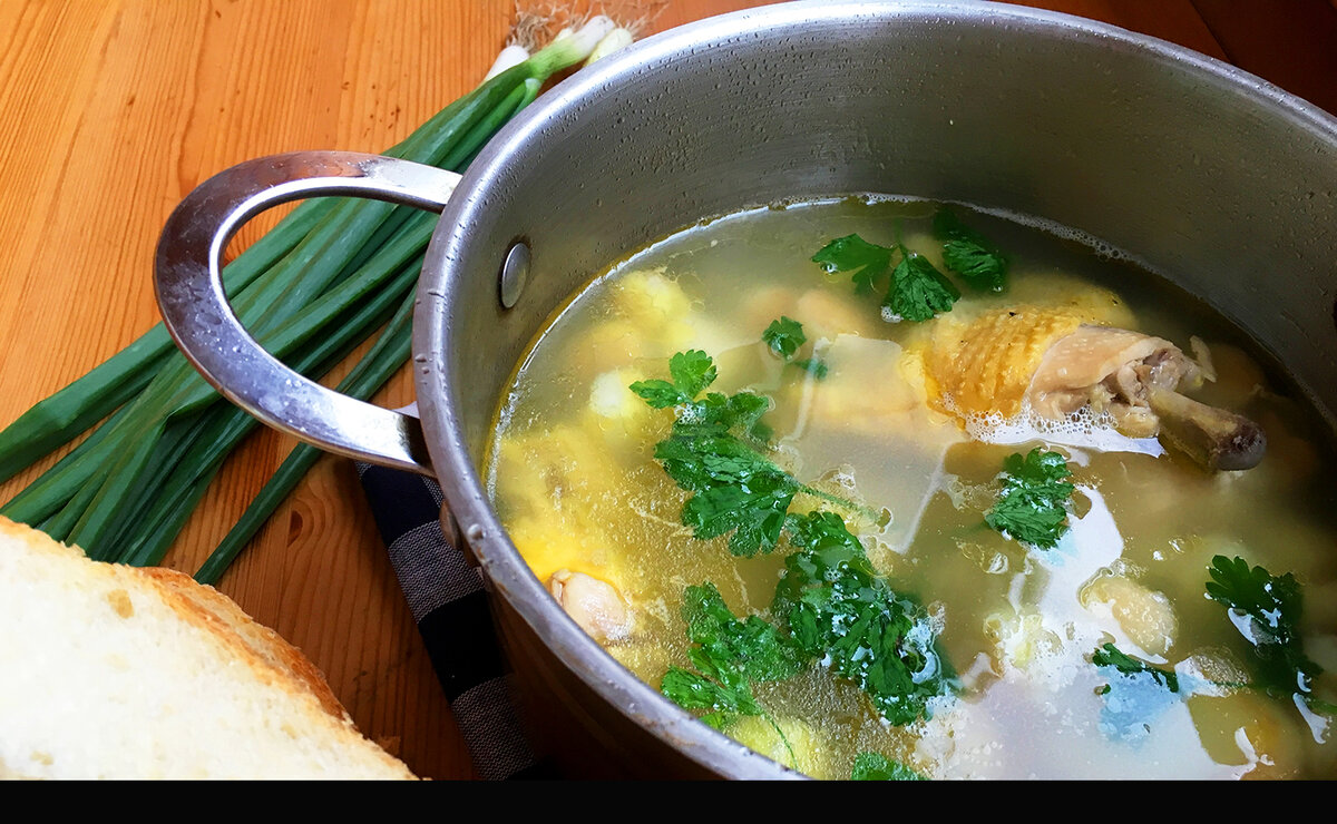 Укроп добавляют в суп. Суп в кастрюле. Суп с зеленью. Красивый суп в кастрюле. Зелень в кастрюле.