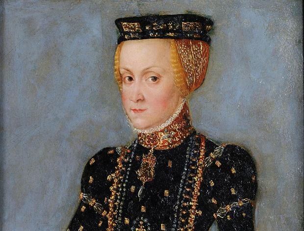 Воротник костюма Анны Ягеллонка украшен небольшой полоской складчатой ленты. 1550-е.  Источник: www.wyborcza.pl