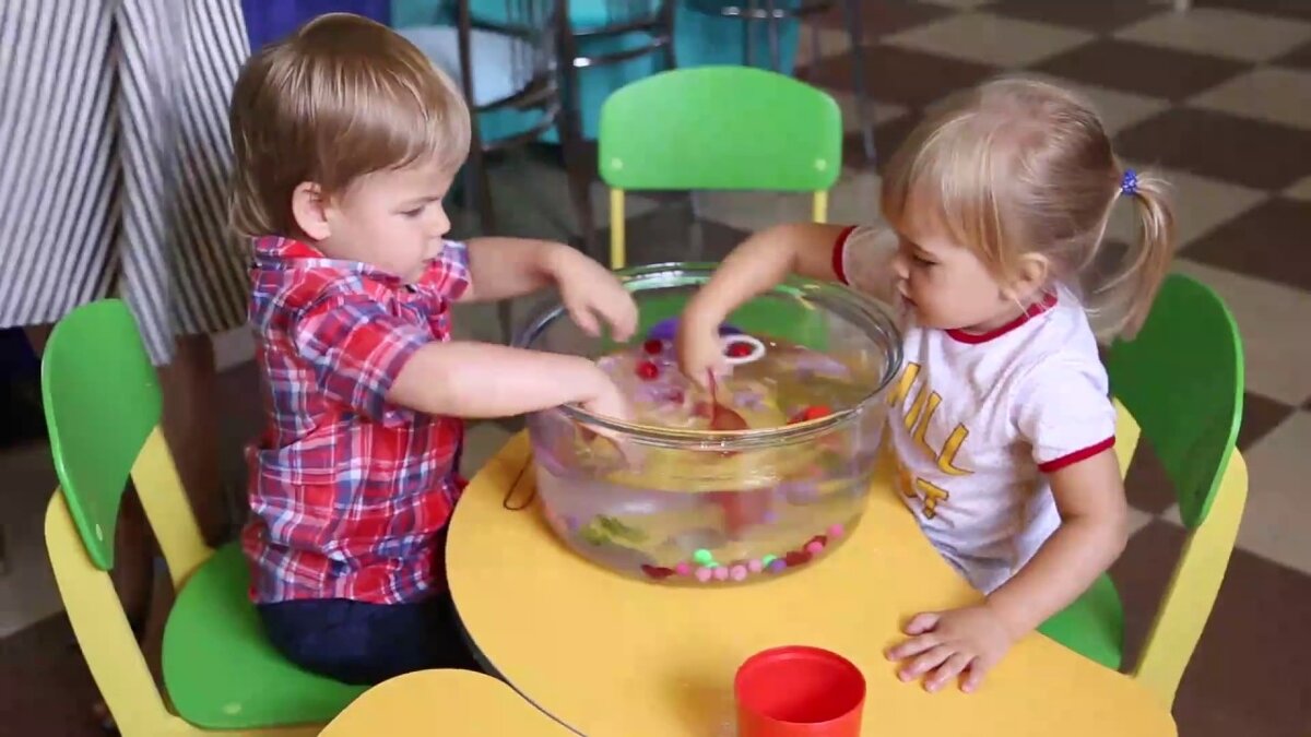 Игры с водой расслабляют и способствуют правильному психическому развитию