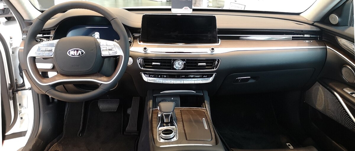Салон KIA K900 можно смело сравнивать с автомобилями S-класса