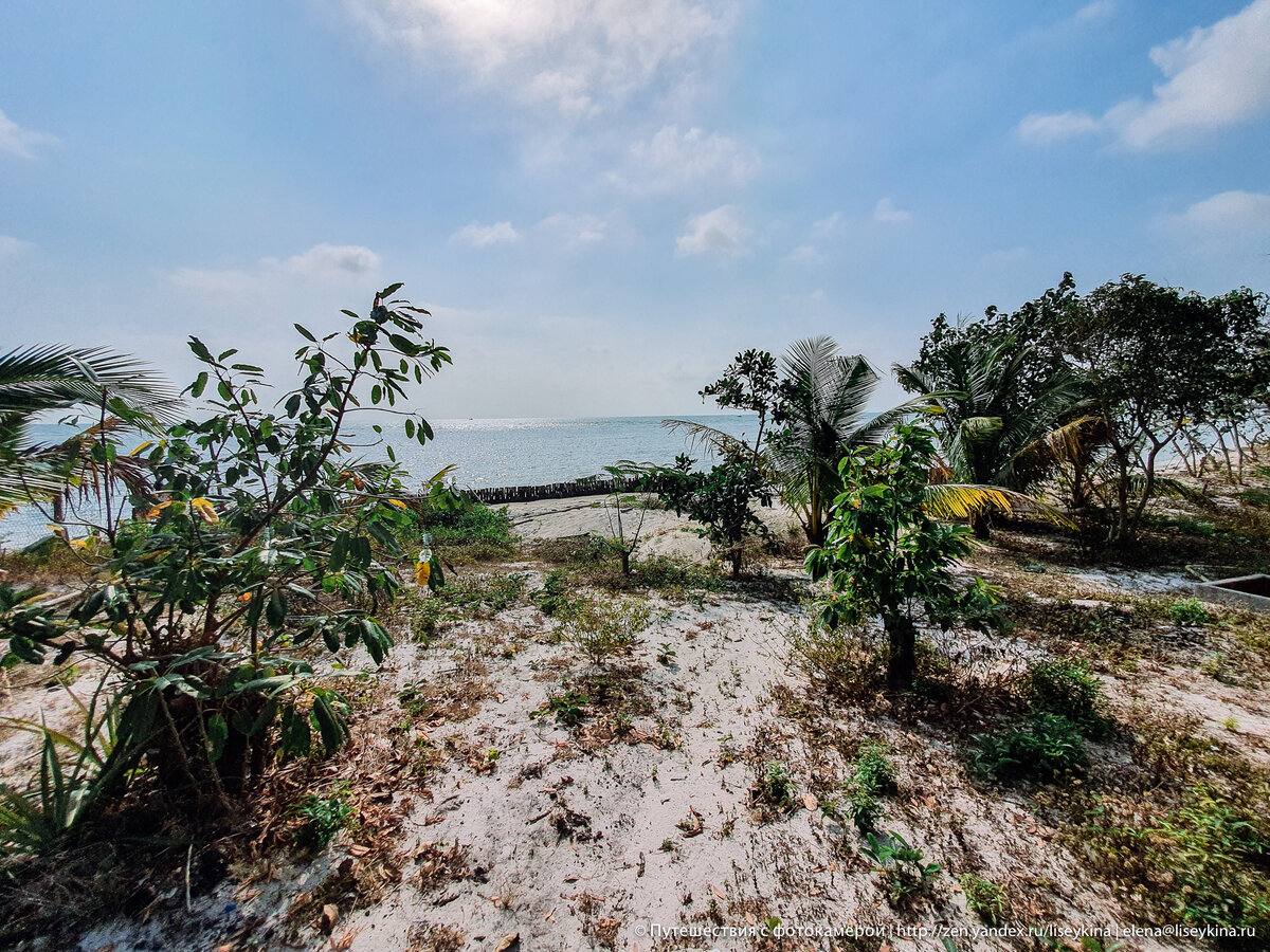 Гуляла вдоль моря во Вьетнаме и наткнулась на заброшенный дом прямо на берегу