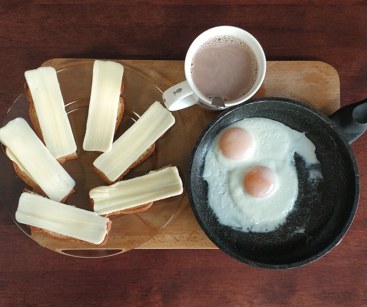 Яичница из двух яиц и бутерброды с маслом и сыром. И какао.