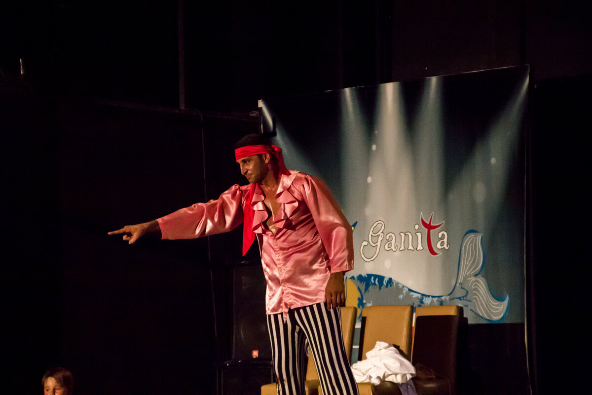 Главный массовик затейник. Очень спортивный дядька.