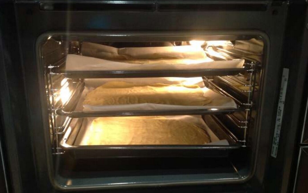 Выпекается в духовке. Выпечка в духовке. Бисквит в горячую или холодную духовку ставить. Бисквит в горячую или холодную духовку ставить. Печь для кексов.