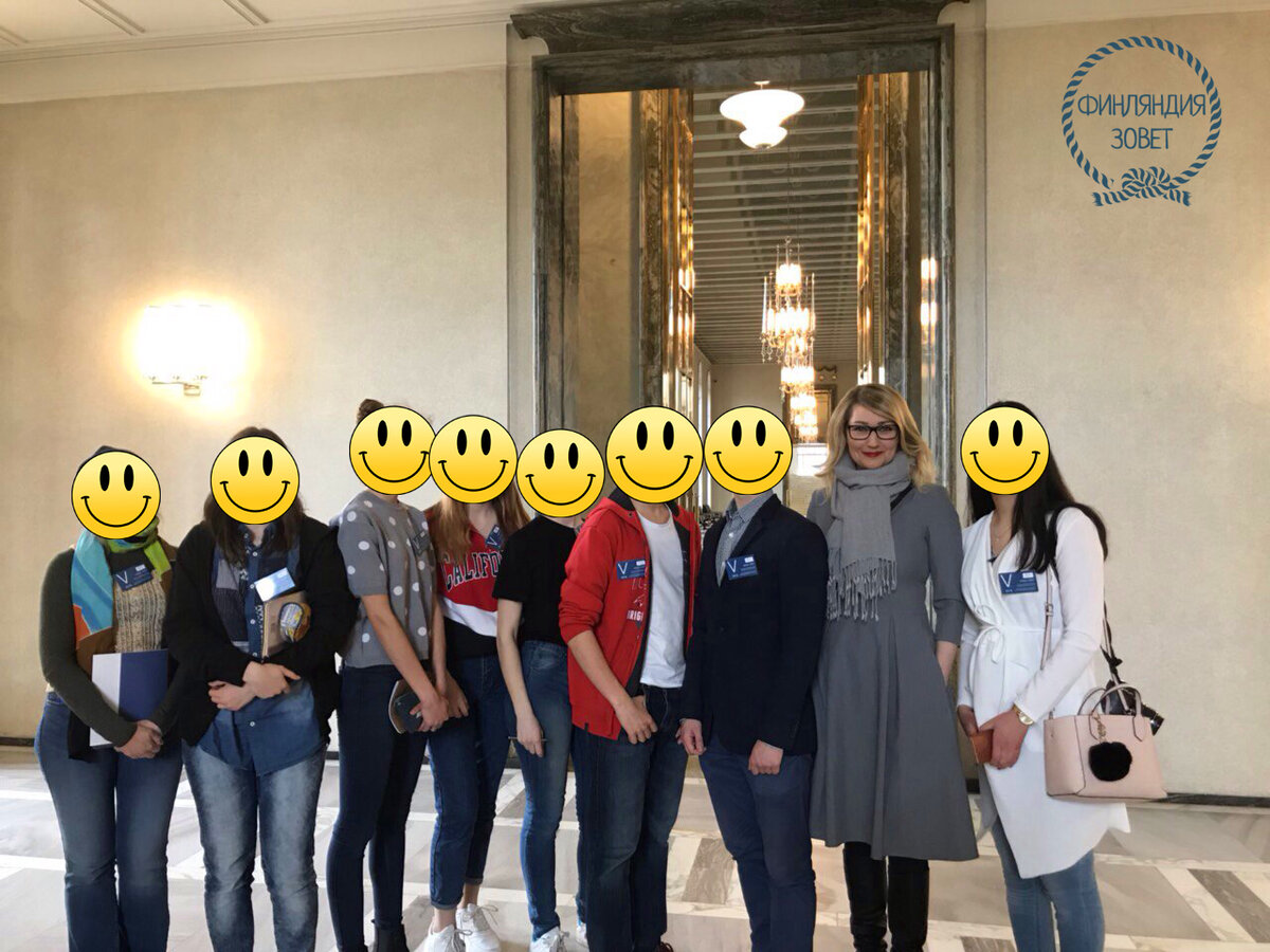 депутат - фигура публичная, поэтому у нее тут естественная улыбка))