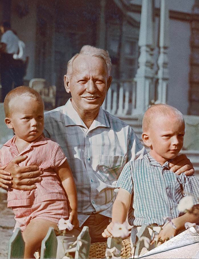 Михаил Александрович Шолохов с внуками