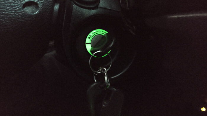 Простенькая наклейка вокруг замка не требует никакого подключения к электросети. Она собирает дневной свет и ночью его отдает. Такая мелочь позволит легко находить замок зажигания в темном салоне автомобиля ночью.