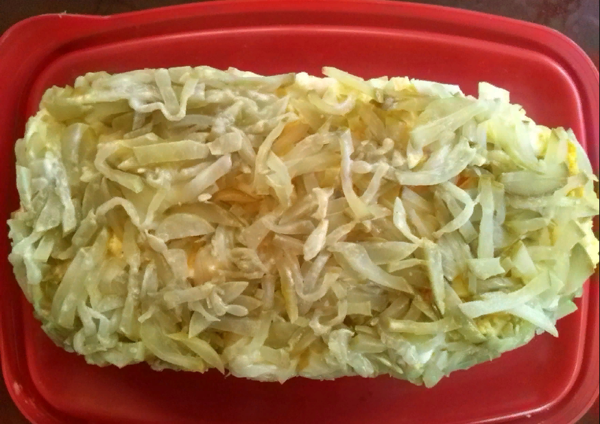 отварной картофель, натёртый на крупной  тёрке, в виде "погона"