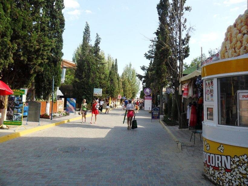 Кипарисовая аллея и фонтан на ней . Это, своего рода, центр и душа города, его туристический символ. Аллея, кстати, появилась более века назад. 