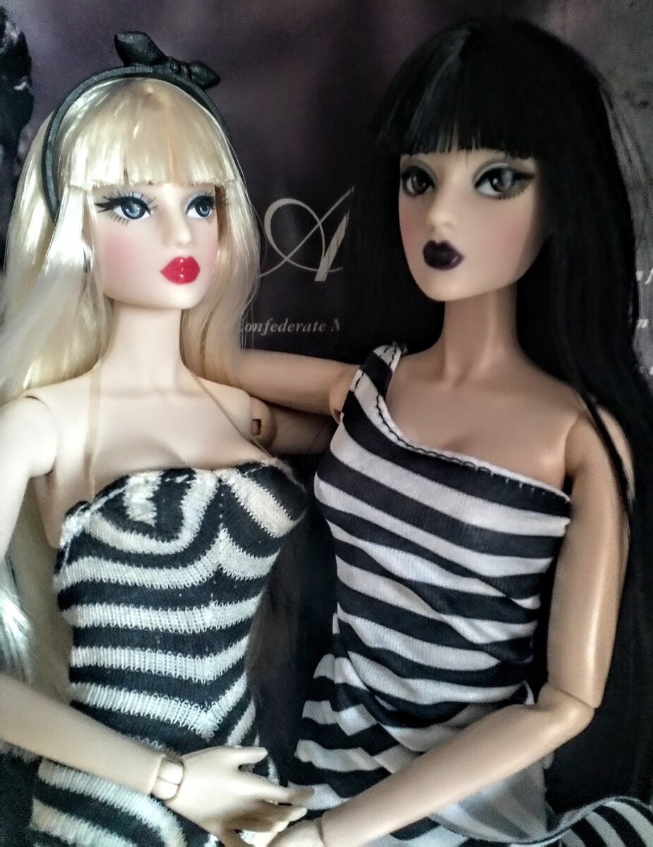 Не совсем близнецы, скорее двойняшки))) Блондинка из более дорогого коллекционного выпуска на бархатном теле с накладными ресницами , но так случилось, что обошлась мне дешевле, чем брюнетка... Брюнетку я купила дорого, из-за ее редкости, а блондинку повезло купить по очень выгодной цене.