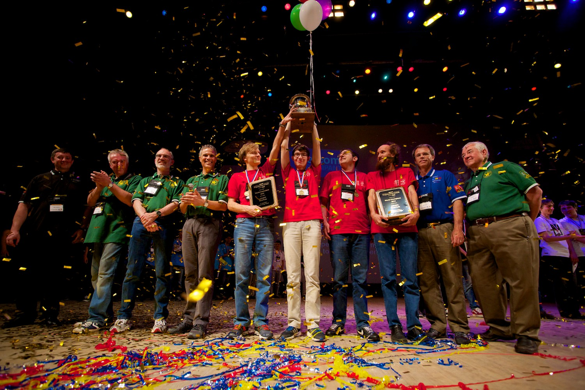 Наши студенты покоряют мировые чемпионаты по программированию, но Россия далеко не лидер в области ИТ. Мы не реализовываем свой потенциал. Утечка мозгов.