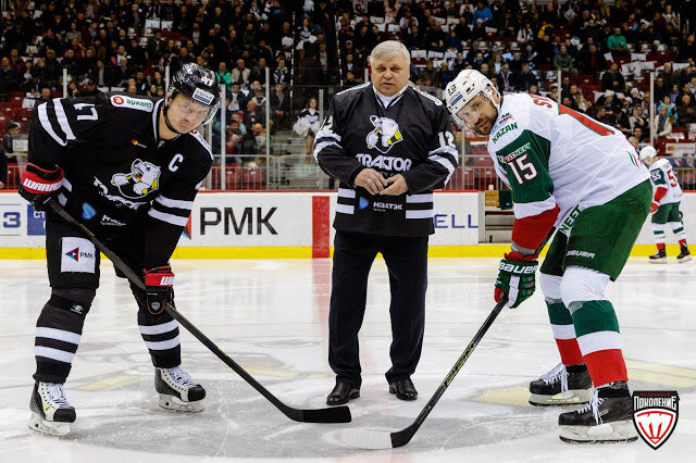 Павел Езовских осуществляет символическое вбрасывание, взято с  http://www.chelhockeyhistory.ru.com/search/label/%D0%95%D0%B7%D0%BE%D0%B2%D1%81%D0%BA%D0%B8%D1%85%20%D0%9F%D0%B0%D0%B2%D0%B5%D0%BB%20%D0%9F%D0%B0%D0%B2%D0%BB%D0%BE%D0%B2%D0%B8%D1%87