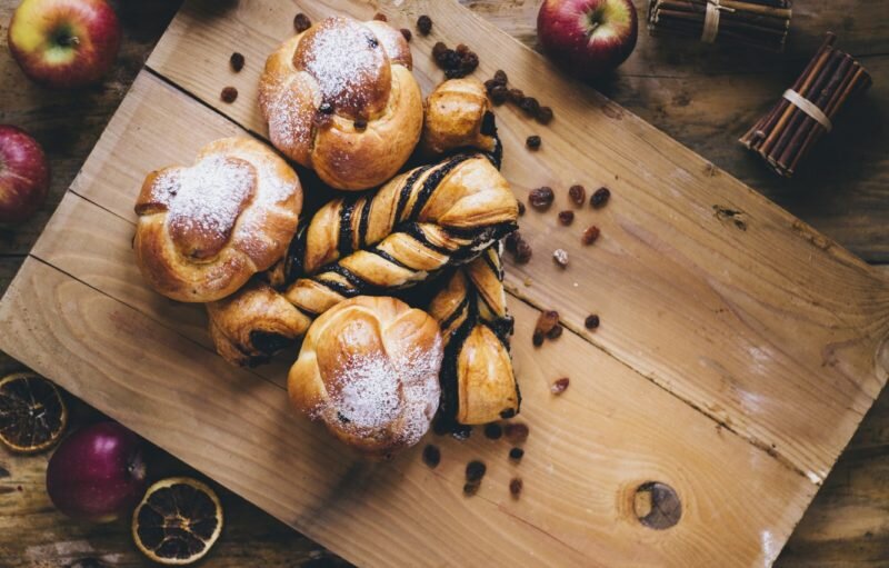 Булочка с сахаром. Иллюстрация с сайта https://www.goodfon.ru