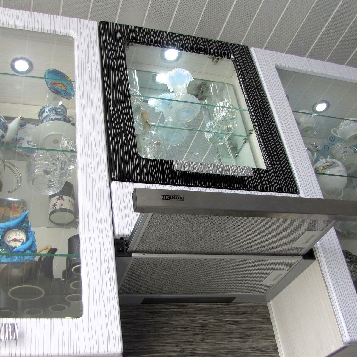 Применение зеркал и стёкол на нашей кухне. Личный архив.