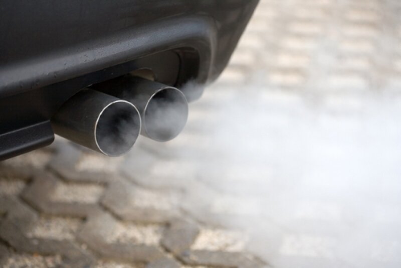 Основные причины появления дыма синего цвета из глушителя автомобиля