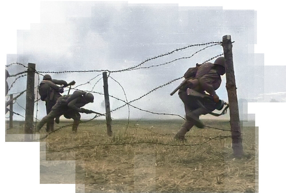 Советские солдаты учатся преодолевать проволочные заграждения. 1944 г. Автор: Михаил Савин. Фото: waralbum.ru. Фотография использована в качестве иллюстрации.