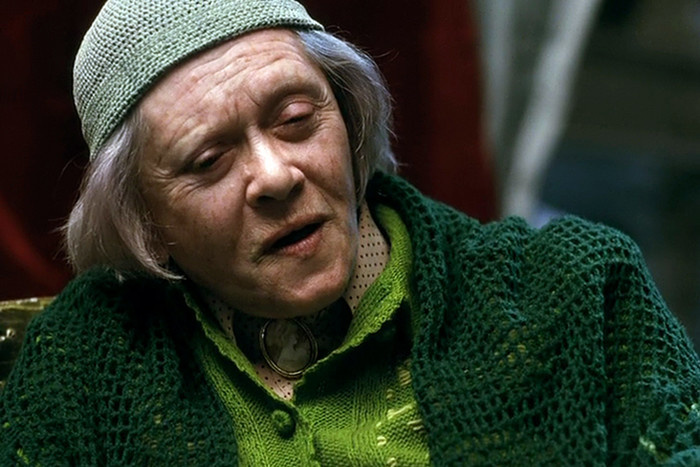 Чёткое изображение, видна вязка на шапочке, шали и немного на кардигане.