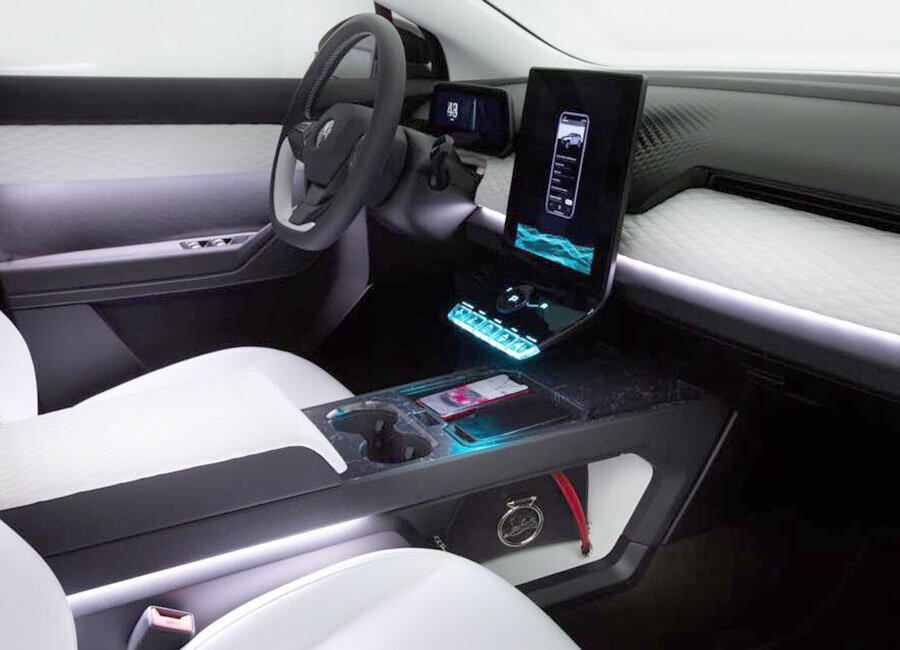 Основной дисплей отображает скорость и другую важную информацию о движении и автомобиле Fisker на лобовом стекле, но можно настроить отображение текстов песен, чтобы запустить караоке.