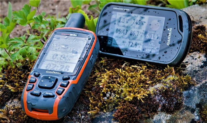     Практически все автомобилисты знают, что навигатор вещь очень удобная, а иногда просто необходимая. Но в обычной жизни, в условиях города, смартфоны успешно справляются с этими обязанностями. 
    Но если вы любитель активного отдыха, любите путешествовать по лесам и горам, увлекаетесь охотой или рыбалкой. Обычного смартфона тут недостаточно, вам просто необходим GPS – навигатор. Компания Гармин, считается одной из лучших по производству GPS – навигаторов. Навигаторы делятся по видам: автомобильные, туристические, для охотников и рыболовов. Чем же отличаются эти виды навигаторов?

    Ну как понятно из названия, автомобильные устанавливаются в средство передвижения. Его всегда можно подключить к источнику питания и на него никак не влияют погодные условия.

    Туристические навигаторы и навигаторы для охотников и рыбаков используются в совершенно других условиях. Поэтому для них крайне важно быть максимально защищёнными от влаги, грязи и ударов. Так как в условиях естественной природы, провести ремонт навигатора Гармин просто нет возможности.

    Еще одно важное качество которым должны обладать выше указанные виды GPS навигаторов, это – большое количество часов работы без подзарядки.  Опять же, в условиях естественной природы, сделать это просто не где.

    GPS навигаторы компании Гармин отличаются высоким качеством и имеют высокую степень выносливости, даже в суровых условиях. Они быстро улавливают сигнал со спутника, максимально точно определяют местонахождение. Помимо GPS многие модели могут улавливать сигнал ГЛОНАС.

Какие функции должен нести в себе туристический навигатор?

    Во-первых, он должен выполнять свою основную функцию – определять ваше место расположение и прокладывать маршрут. Должен иметь набор карт, которые имеются по умолчанию у всех моделей (при необходимости их можно скачать). Компас и термометр также будут не лишними. Так-как походы могут быть длительными, самым удобным способом питания навигатора являются обычные батарейки. Их всегда можно взять с собой про запас. Для туристов компания Гармин создала несколько линеек навигаторов, eTrex, GPSMAP и Montana.  Среди них, каждый найдет устройство, удовлетворяющее его по набору функций и цене.

Какие функции должен нести в себе навигатор для охоты?

    Так как охоты проходит примерно в тех же условиях, что и поход, данный вид навигатора должен иметь все те же функции что и туристический. Единственным дополнением к имеющемуся функционалу будет комплект ошейников для собак. С помощью ошейника, вы сможете отслеживать перемещение вашего питомца. У компании Гармин имеются две линейки навигаторов с ошейниками – Alpha и Astro. Но если вы охотитесь без собак, вам вполне подойдут вышеперечисленные туристические навигаторы.

 Какие функции должен нести в себе навигатор для рыбалки?

    Для рыбаков по мимо обычных функции, очень важна влагозащитная. Отличным дополнением будет наличие эхолота. Еще одна отличная функция если навигатор не тонет в воде, а плавает на поверхности. Но за эти функции придется конечно доплачивать.  Для рыбаков отлично подойдут линейки GPSMAP, Stryker и Echomap.