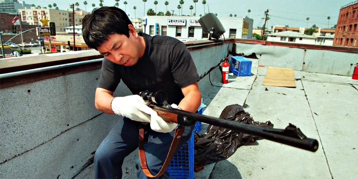 Roof koreans la 1992. Корейцы на крышах Лос Анджелес. Лос Анджелес бунт 1992 корейцы. Корейцы на крыше 1992.