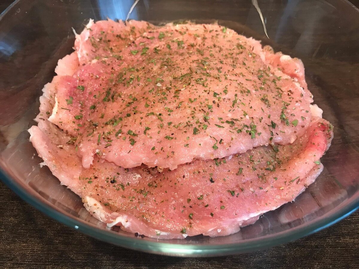 Мясо по французски с фаршем. Сало с мясной прослойкой. Мясо по-французски с картошкой. Слои мяса. Противень для мяса.