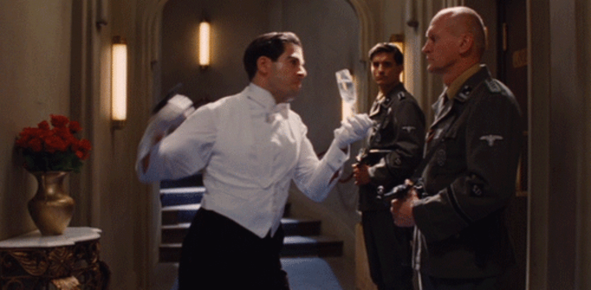 Жид-Медведь убивает фашистского охранника 