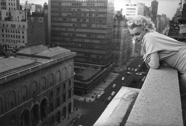1955 год стал для Мэрилин Монро временем, когда она решила резко изменить свою жизнь. Для этого она покинула Голливуд, переехала в Нью-Йорк и разорвала контракт с 20 Century Fox.