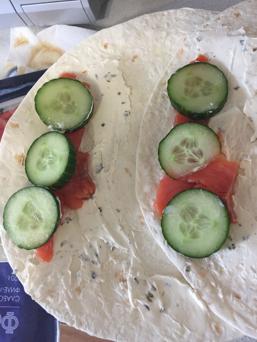 Тортильи с форелью и сыром. 