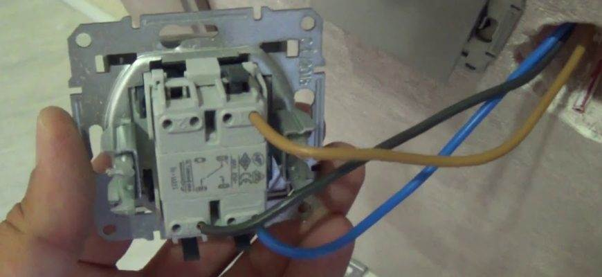 Одно из применений данного устройства – организация управление включением ламп в смежных помещениях. В квартирах чаще всего это раздельный санузел, когда туалет с ванной не совмещены, но не имеет смысла устанавливать два разъединяющих устройства. Второе назначение схема подключения двухклавишного выключателя на две лампочки – управление многорожковой люстрой, которая может работать в трех режимах. Например, это одна горящая лампочка, три других или все вместе.