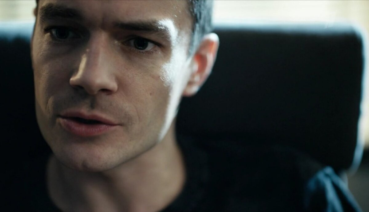 Психолог Артём Стрелецкий (Максим Матвеев) предлагает клиентам пройти через боль. 